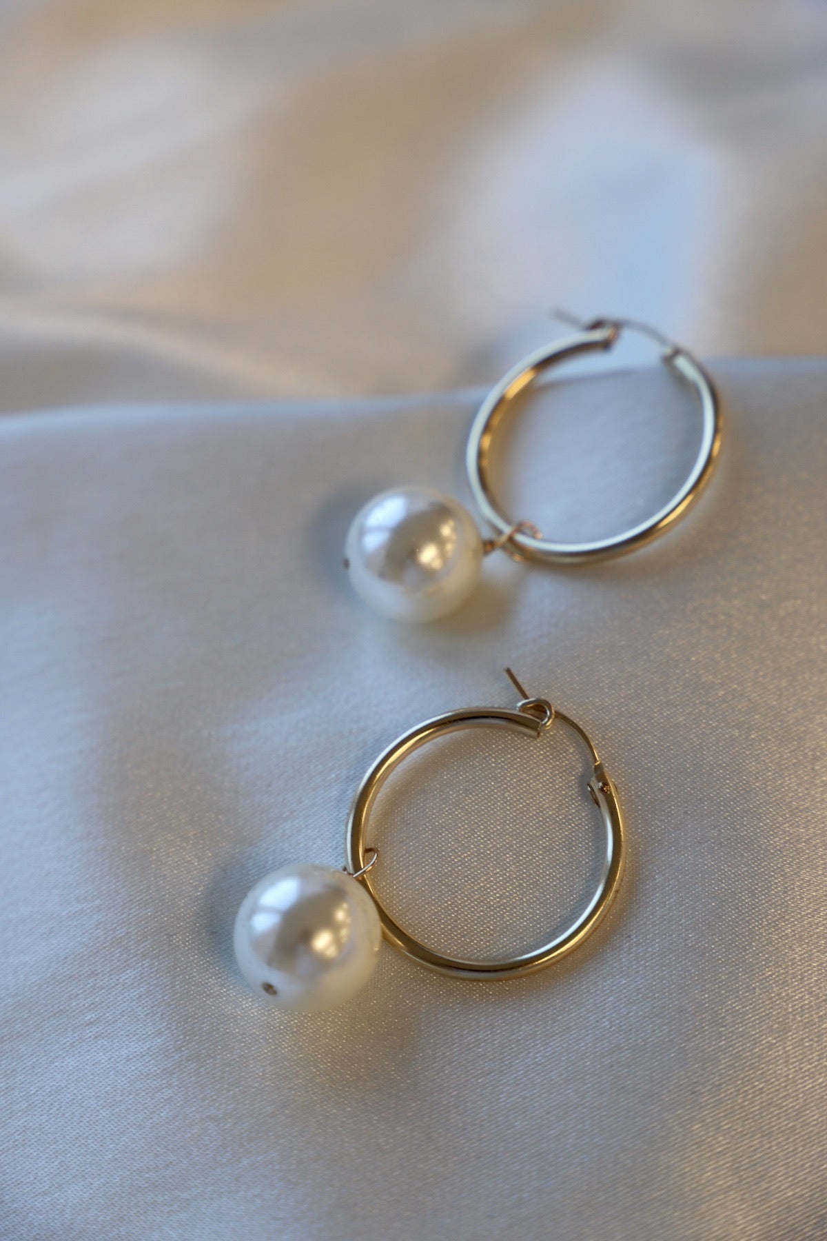 OVERSIZED AUDREY PEARL HOOPS