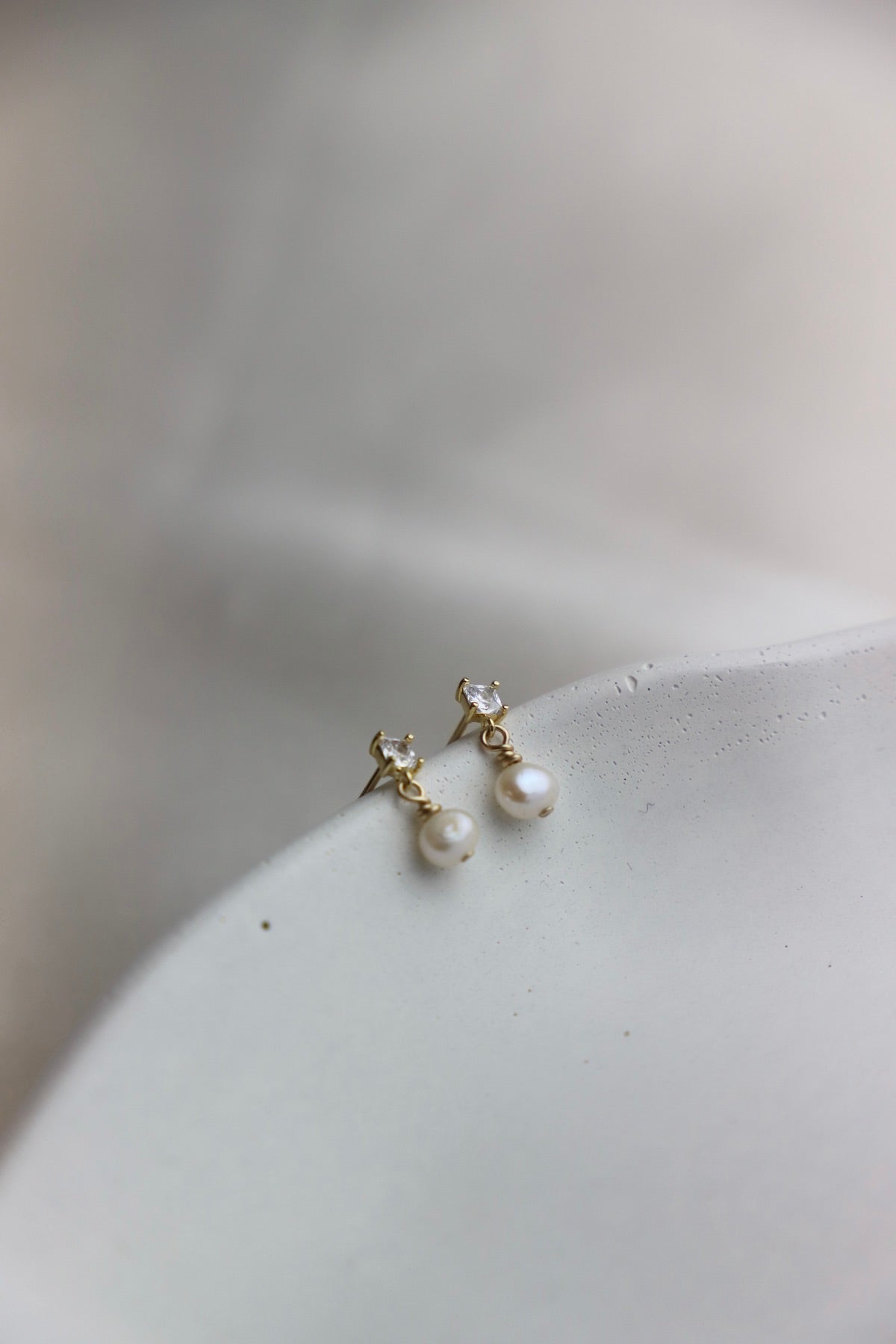 CLAIRE PEARL STUDS